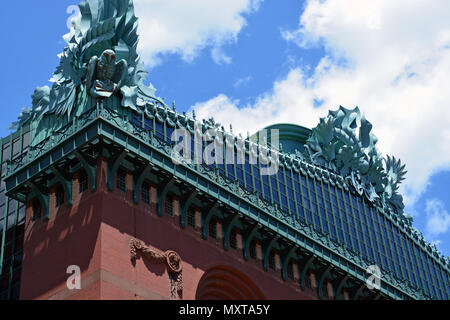 Architectural detail of giant owls on the roof of the Harold Washington Public Library in Chicago's South Loop. Stock Photo