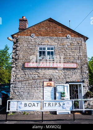 The Tea Shop By The Canal, Kennet and Avon Canal Trust, River Kennet, Newbury, Berkshire, England, UK, GB. Stock Photo