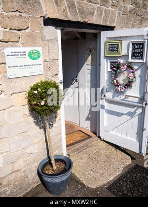 The Tea Shop By The Canal, Kennet and Avon Canal Trust, River Kennet, Newbury, Berkshire, England, UK, GB. Stock Photo