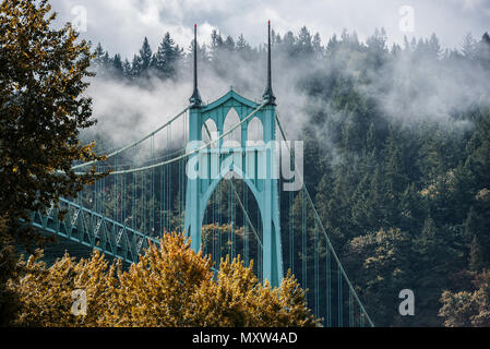 St Johns Bridge, Portland Oregon, on a foggy autumn morning Stock Photo