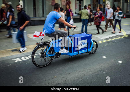 City sprint fashion bike courier