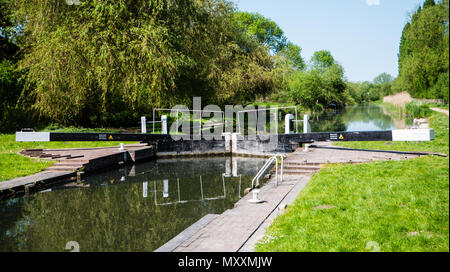 Widmead Lock, Kennet and Avon Canal,Thatcham, Newbury, Berkshire, England, UK, GB. Stock Photo