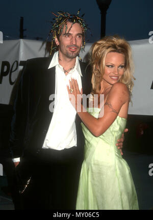 LOS ANGELES, CA - SEPTEMBER 18: (L-R) Musician Tommy Lee and actress Pamela Anderson Lee attend PETA's Millenium Gala on August 18, 1999 at Paramount Pictures Studios in Los Angeles, California. Photo by Barry King/Alamy Stock Photo Stock Photo