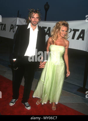 LOS ANGELES, CA - SEPTEMBER 18: (L-R) Musician Tommy Lee and actress Pamela Anderson Lee attend PETA's Millenium Gala on August 18, 1999 at Paramount Pictures Studios in Los Angeles, California. Photo by Barry King/Alamy Stock Photo Stock Photo