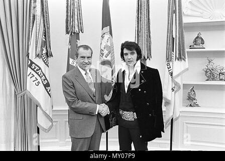 Elvis Presley shakes hands with President Richard Nixon Stock Photo