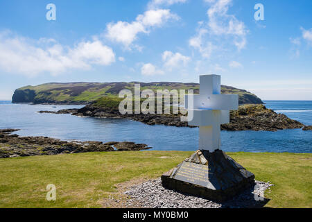 The Thousla Cross at southern tip on coast overlooking Calf of Man island across Calf Sound. Kitterland, Isle of Man, British Isles Stock Photo