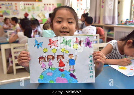 Shijiazhuan, Shijiazhuan, China. 4th June, 2018. Shijiazhuang, CHINA-4th June 2018: Kids make handicrafts with recycled materials at a kindergarten in Shijiazhuang, north China's Hebei Province, marking World Environment Day which falls on June 5th every year. Credit: SIPA Asia/ZUMA Wire/Alamy Live News Stock Photo