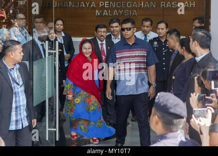 Kuala Lumpur, Malaysia. 5th June, 2018. Rosmah Mansor, wife of the former Malaysia prime minister, Najib Razak seen leaving the MACC headquarters after giving her statement about the 1Malaysia Development Bhd.Datin Seri Rosmah Mansor, wife of the former Malaysia prime minister Datuk Seri Najib Razak were required to give her statement at the Malaysian Anti-Corruption Commission (MACC) headquarters on 5th June 2018. Credit: Faris Hadziq/SOPA Images/ZUMA Wire/Alamy Live News Stock Photo