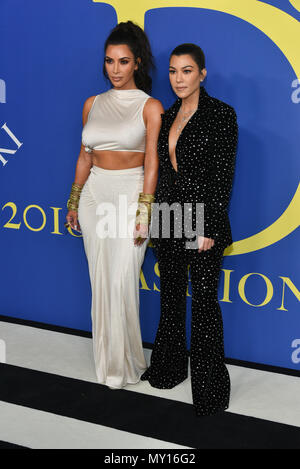 New York, USA. 4th June, 2018. Kim Kardashian and Kourtney Kardashian attends the 2018 CFDA Fashion Awards at Brooklyn Museum on June 4, 2018 in New York City. Credit: Erik Pendzich/Alamy Live News Stock Photo