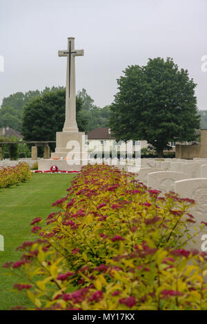 Ranville, France. 5th June 2018. Flowers line the approach to the memorial cross during D-Day  commemorations in the British miltary cemetery in Ranville, France. Credit: Isergraph/Alamy Live News Stock Photo