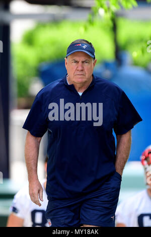 Foxborough, Massachusetts, USA. 5th June, 2018. New England Patriots head coach Bill Belichick heads to the practice field at the team's mini camp held at Gillette Stadium, in Foxborough, Massachusetts. Eric Canha/CSM/Alamy Live News Stock Photo