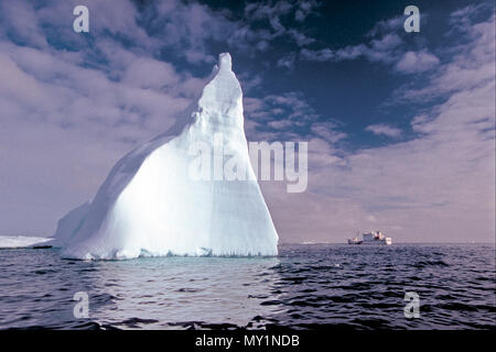 Treibender Eisberg in der Antarktis | Drifting Iceberg at Antarctic Stock Photo