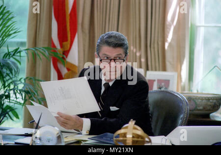 Ronald Reagan sitting at his desk in the Oval Office Stock Photo - Alamy