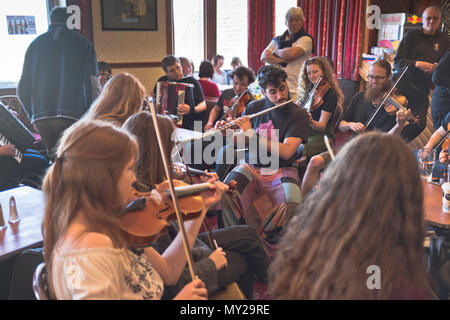 dh Stromness Folk Festival STROMNESS ORKNEY Folk musicians playing instruments in pub Scotland traditional fiddle player instrument fiddler Stock Photo