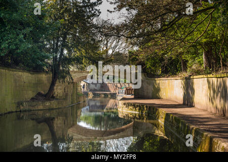 A footbridge over Kennet and Avon Canal in Sydney Gardens, Bathwick, Bath, Somerset, UK Stock Photo