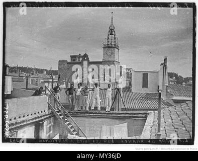 . Français : Tour de France 1937 jour de repos à Perpignan le 15 juillet : sur le pont du Castillet à Perpignan, entourés du public, le maillot jaune Sylvère Maes (à g) Gustaaf Danneels et jules Lowie (à dr, les 3 équipe de Belgique) . 15 July 1937. Agence de presse Meurisse. Agence photographique présumée 533 Tour de France, Perpignan,1937 (1) Stock Photo