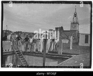 . Français : Tour de France 1937 jour de repos à Perpignan le 15 juillet : sur le pont du Castillet à Perpignan, le maillot jaune Sylvère Maes (à g.) Gustaaf Danneels et jules Lowie (à dr., les 3 équipe de Belgique) . 15 July 1937. Agence de presse Meurisse. Agence photographique présumée 533 Tour de France, Perpignan,1937 (4) Stock Photo