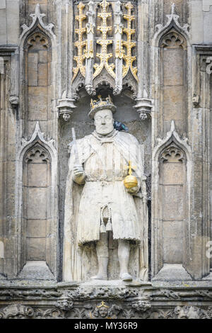 Statue of Henry VIII on the facade of King's College, Cambridge Stock ...