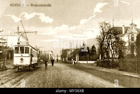 . Deutsch: Postkarte 'Benrath - Rheinuferstraße', undatiert, nach 1909, mit Triebwagen der Straßenbahnlinie Benrath - Oberbilk (1898 als Teilstrecke des sogenannten 'Benrather Netzes' der Actiengesellschaft Bergische Kleinbahnen eröffnet, 1911 von der Stadt Düsseldorf übernommen und an die Rheinische Bahngesellschaft AG - heute Rheinbahn AG verpachtet). Blick in westlicher Richtung in die frühere Düsseldorfer Straße (Provinzialstraße), 1909 umbenannt in Rheinuferstraße (zwischen Benrather Straße/Am Trippelsberg und Kappeler Straße), seit 1929 Bonner Straße bzw. Benrather Schloßallee. Русский:  Stock Photo