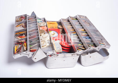 An old metal fishing tackle box marked Pal-O-Mine, containing old Devon  Minnow lures and assorted fishing lines and tackle. From a vintage fishing  tac Stock Photo - Alamy