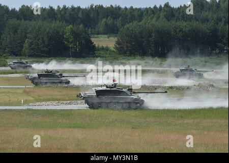 British soldiers with the Queen’s Royal Hussars conduct the Offensive Operations lane during the Strong Europe Tank Challenge, June 5, 2018. U.S. Army Europe and the German Army co-host the third Strong Europe Tank Challenge at Grafenwoehr Training Area, June 3 – 8, 2018. The Strong Europe Tank Challenge is an annual training event designed to give participating nations a dynamic, productive and fun environment in which to foster military partnerships, form Soldier-level relationships, and share tactics, techniques and procedures.  (U.S. Army photo by Gertrud Zach) Stock Photo