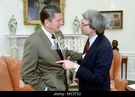 1/30/1981 President Reagan and David Stockman meeting on the economy in the Oval Office Stock Photo