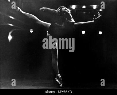 . English: Turkish Prima Ballerina Gulcan Tunccekic in a rehearsal in 1960ies. The picture was firsr released in her official Facebook page with the special permission of her son Pamir Kiraner. The usage of the picture is only allowed with a reference given to Gulcan Tunccekic's name. 8 January 2013. Pamir Kiraner & A. Selen Selçuk 222 Gulcan Tunccekic prova 1960lar Stock Photo