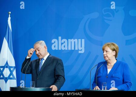 04.06.2018, Berlin, Israeli Prime Minister Benjamin Netanyahu and Chancellor Angela Merkel during the press conference at the lecterns during their visit to the Chancellery. | June, the 4th 2018, Berlin, Prime Minister Benjamin Netanyahu and the German Federal Chancellor Angela Merkel at the lecterns during the press conference at the chancellery. | usage worldwide Stock Photo