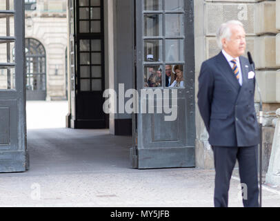 Stockholm, Sweden, June 6, 2018. Swedish National Day is celebrated at the Royal Palace with 'Open Castle' - a full day of free entrance to the Castle's museums, exhibitions and activities.  King Carl XVI Gustaf and Queen Silvia waiting to meet the big crowd.  Credit: Barbro Bergfeldt/Alamy Live News Stock Photo