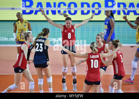 Jiangmen, China's Guangdong Province. 6th June, 2018. Players of the United States celebrate a point during the match against Brazil at FIVB Volleyball Nations League 2018 in Jiangmen City, south China's Guangdong Province, June 6, 2018. The United States won the match 3-1. Credit: Liang Xu/Xinhua/Alamy Live News Stock Photo