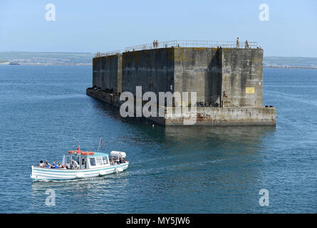 Mulberry Harbours, Portland, UK. 6th Jun, 2018. Unveiling and dedication of six statues on the Mulberry Harbours (also known as Phoenix Caissons) in Portland Harbour, Dorset, representing service people from World War 2, who were actively involved D-Day landings on June 6th, 1944. Credit: Finnbarr Webster/Alamy Live News Credit: Finnbarr Webster/Alamy Live News Stock Photo