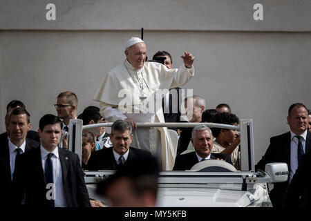 Vatican City, Vatican. 06th June, 2018. Pope Francis leads his Weekly ...