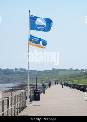 Minster on sea, Kent, UK. 6th June, 2018. UK Weather: a hot and sunny afternoon in Minster on sea, Kent. Minster Leas beach sporting both the Blue Flag and Seaside Award flags. Three Isle of Sheppey beaches received both the Blue Flag and Seaside Awards this year: Minster Leas, Sheerness and Leysdown.  Credit: James Bell/Alamy Live News Stock Photo