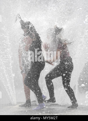 Frankfurt, Germany. 06 June 2018, Germany, Frankfurt am Main: Pupils of the Deutschherrenschule jump into the water fountains of the Walther-von-Cronberg-Platz in the district of Sachsenhausen after been given leave from school due to the heat. Photo: Arne Dedert/dpa Credit: dpa picture alliance/Alamy Live News Stock Photo
