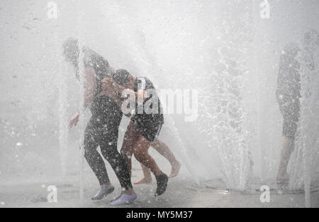 Frankfurt, Germany. 06 June 2018, Germany, Frankfurt am Main: Pupils of the Deutschherrenschule jump into the water fountains of the Walther-von-Cronberg-Platz in the district of Sachsenhausen after been given leave from school due to the heat. Photo: Arne Dedert/dpa Credit: dpa picture alliance/Alamy Live News Stock Photo