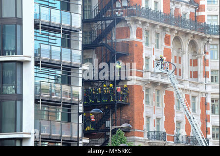 London, Britain. 6th June, 2018. Firefighters and emergency services staff work at the scene after a fire broke out at Mandarin Oriental Hotel in London's Knightsbridge, Britain, on June 6, 2018. A total of 20 fire engines and 120 firefighters and officers are battling a massive blaze at the Mandarin Oriental Hotel in London's Knightsbridge, London Fire Brigade said Wednesday. Credit: Stephen Chung/Xinhua/Alamy Live News Stock Photo