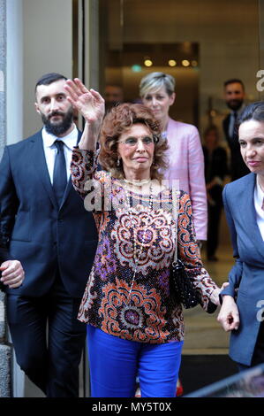 Milan Sofia Loren visits Armani s showroom in via Montenapoleone