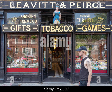 Leavitt & Peirce tobacco, games and gift shop, Harvard Square, Cambridge,  Massachusetts, USA Stock Photo