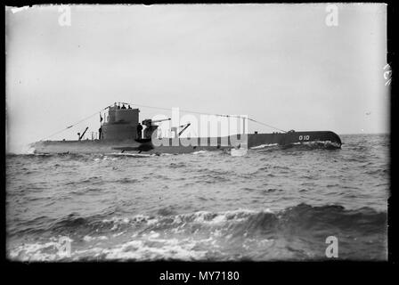 Onderzeeboot Hr Ms 010. Onderzeeboot Hr. Ms. 010 (uit 1926) op zee met bemanning aan dek Den Helder 1930 Catalogusnummer: RAA003012629 Collectie Regionaal Archief Alkmaar Stock Photo