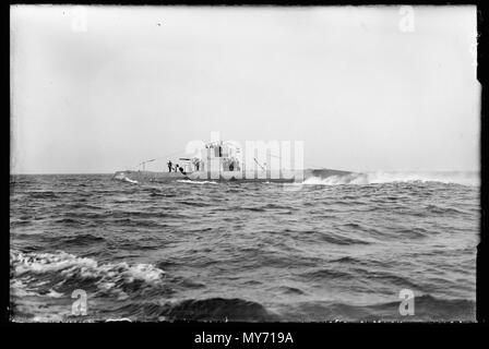 Onderzeeboot Hr Ms 010. Onderzeeboot Hr. Ms. 010 (uit 1926) passeert met onder meer burgerbemanning aan dek Den Helder 1930  Catalogusnummer: RAA003012783 Collectie Regionaal Archief Alkmaar Stock Photo