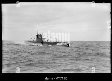 Onderzeeboot Hr Ms 010. Onderzeeboot Hr. Ms. 010 (uit 1926) passeert met bemanning in de toren Den Helder 1930  Catalogusnummer: RAA003012781 Collectie Regionaal Archief Alkmaar Stock Photo