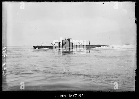 Onderzeeboot Hr Ms 010. Onderzeeboot Hr. Ms. 010 (uit 1926) passeert met bemanning aan dek Den Helder 1930  Catalogusnummer: RAA003012784 Collectie Regionaal Archief Alkmaar Stock Photo