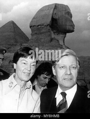 German Chancellor Helmut Schmidt (SPD) and his wife Hannelore standing in front of the Sphinx during an official visit in Egypt on 27 December 1977. | usage worldwide Stock Photo