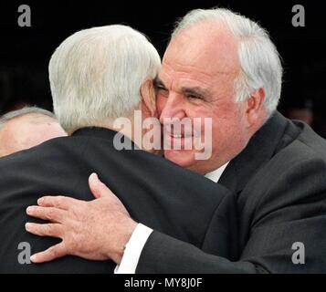 German Chancellor Helmut Kohl (r) greets Russian President Boris Yeltsin with a hug outside the federal chancellery in Bonn, Germany, on 8 June 1998. Yeltsin was in Bonn for the first German-Russian intergovernmental consultations. | usage worldwide Stock Photo