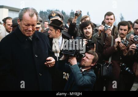 German Chancellor Willy Brandt (L) is surrounded by press photographers (undated). SPD politician Willy Brandt (born Herbert Frahm) was elected SPD party leader in 1964. | usage worldwide Stock Photo