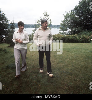 German Chancellor Helmut Schmidt and his wife Hannelore during their holiday at Brahmsee lake near Langwedel, Germany, on 01 August 1974. | usage worldwide Stock Photo