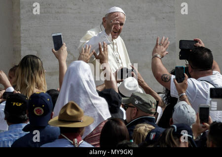 Vatican City, Vatican. 06th June, 2018. Pope Francis leads his Weekly ...