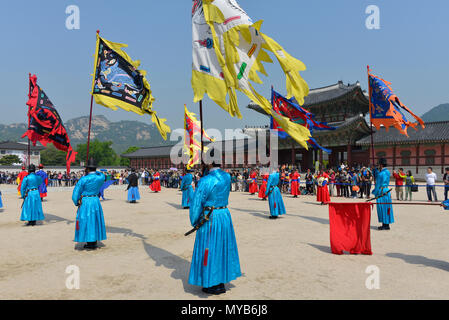 Gyeongbokgung Palace: unit of relieving guards with flags marches from towards the Gwanghwamun, Jongno-gu, South Korea Stock Photo