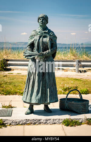 Statue of The Nairn Fishwife in the harbour at Nairn, Moray Firth, Highland, Scotland, UK Stock Photo