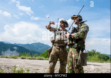 Joint terminal attack controllers (JTAC) from the Slovenian Armed Forces (SAF) conduct urban warfare training exercises during Adriatic Strike 2018, Celje, Slovenia, June 4, 2018. The Colorado Air National Guard,140th Wing, Buckley Air Force Base, Colorado, brought four F-16 Fighting Falcons and approximately 40 support personnel to particpate in Adriatic Strike 2018, a Slovenian-led JTAC training attended by 22 other NATO nations to conduct interoperability training and joint readiness capabilities among the NATO allies and partners. (U.S. Air National Guard photo by Staff Sgt. Michelle Y. Al Stock Photo